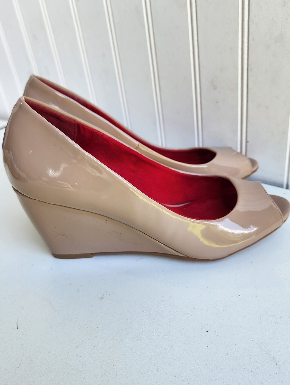 Chinese Laundry Women's Beige Nude Tan Solid Wedge Shoes Patent Leather Sz 6